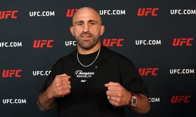 Alexander Volkanovski posando para foto