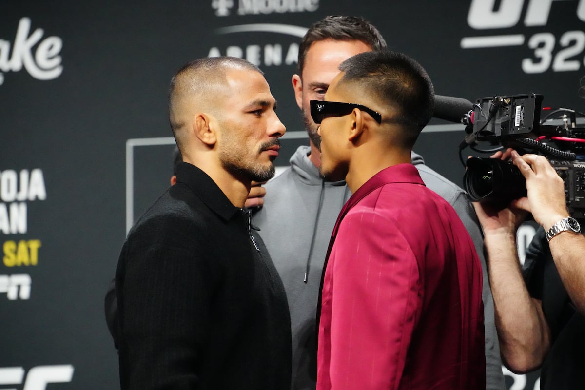 Alexandre Pantoja e Joshua Van se encarando após a coletiva de imprensa do UFC 323