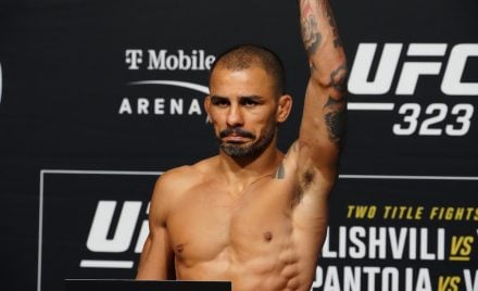 Alexandre Pantoja na balança durante a pesagem oficial do UFC 323