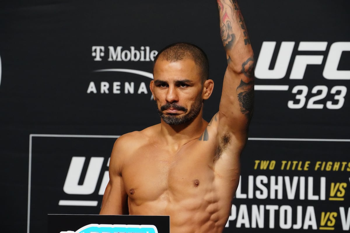 Alexandre Pantoja na balança durante a pesagem oficial do UFC 323