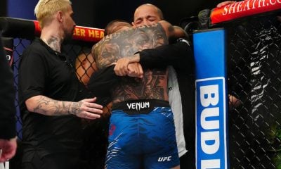 Carlos Prates abraça Cristian Nogueira após uma de suas vitórias no UFC