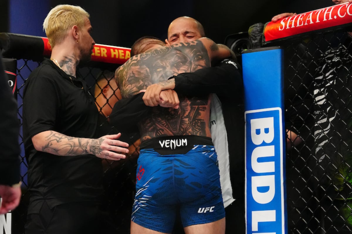 Carlos Prates abraça Cristian Nogueira após uma de suas vitórias no UFC