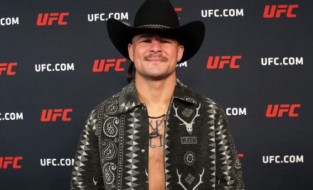 Diego Lopes posando para foto