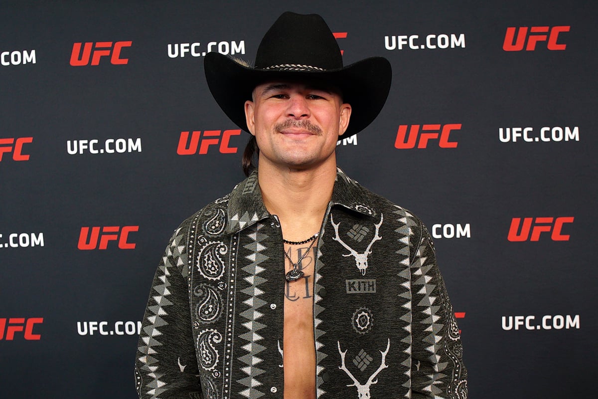 Diego Lopes posando para foto