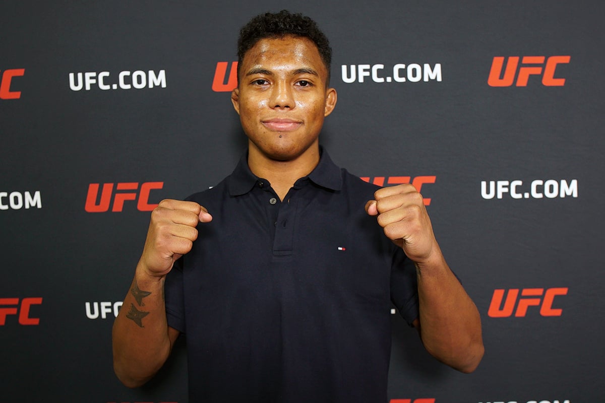 Mairon Santos posando para foto após vitória no UFC 323