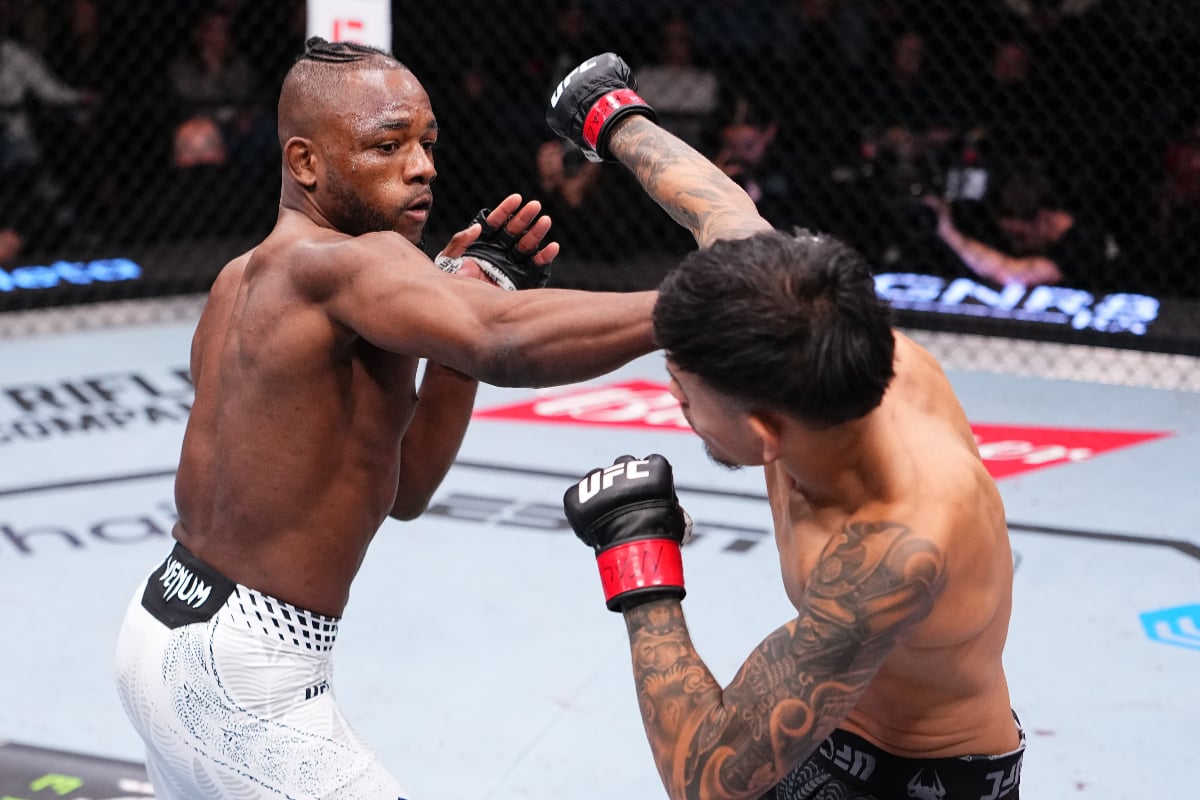 Manel Kape e Brandon Royval se enfrentando na luta principal do UFC Vegas 112