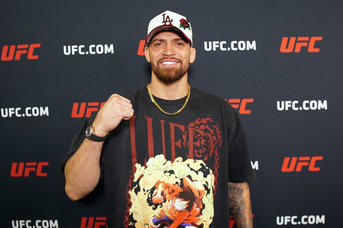 Mauricio Ruffy posando para foto