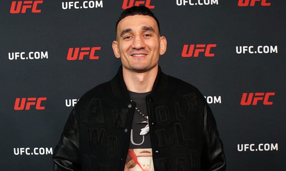 Max Holloway posando para foto