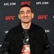 Max Holloway posando para foto
