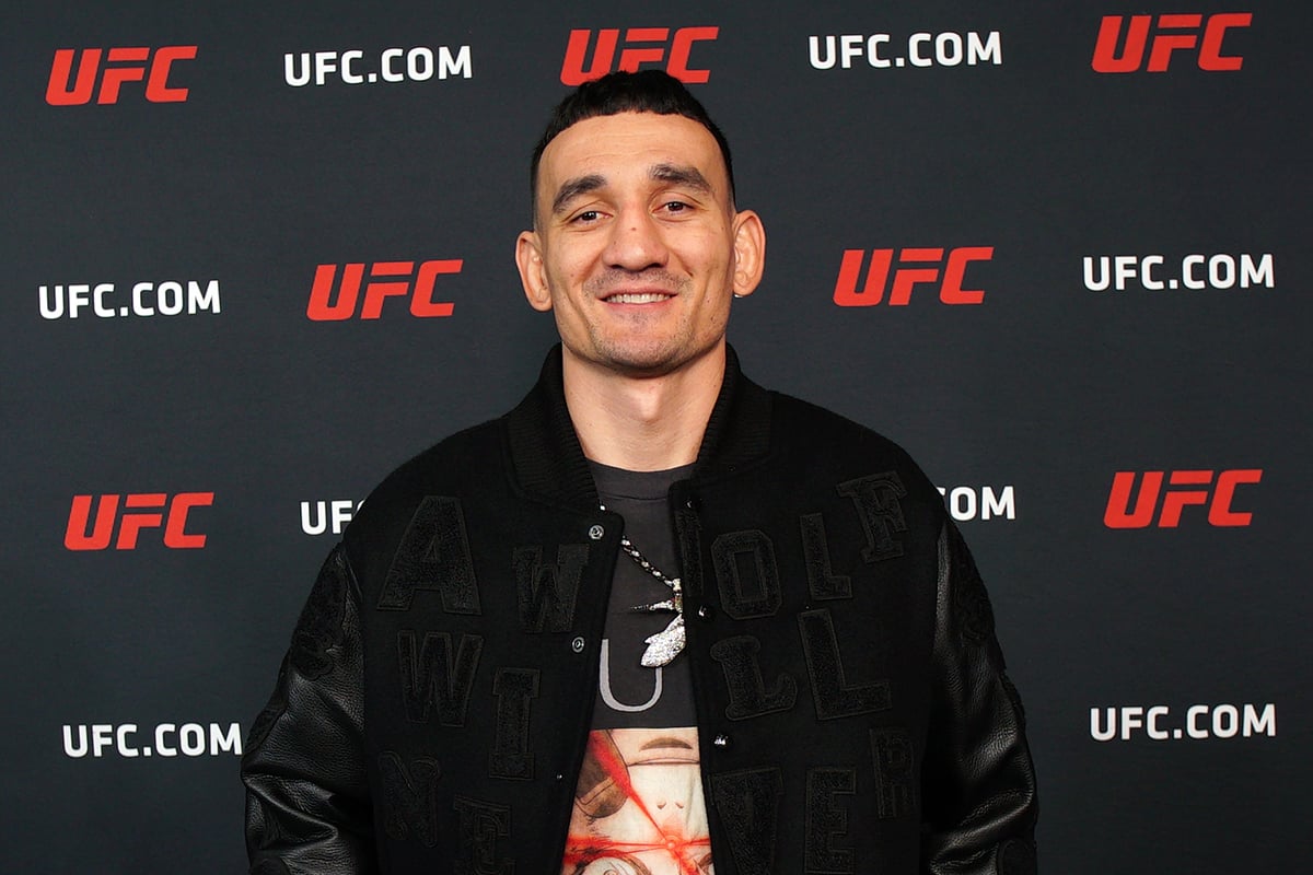 Max Holloway posando para foto