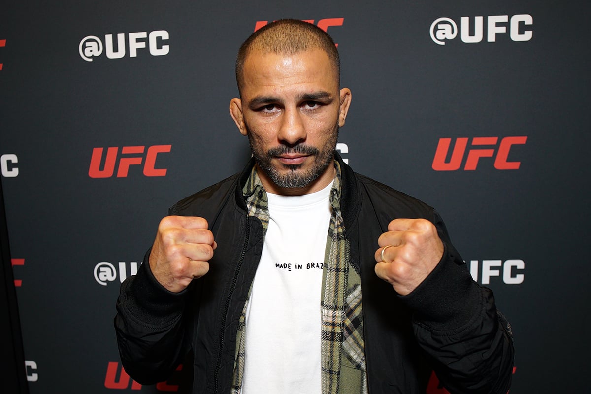 Alexandre Pantoja posa para foto no media day do UFC 323