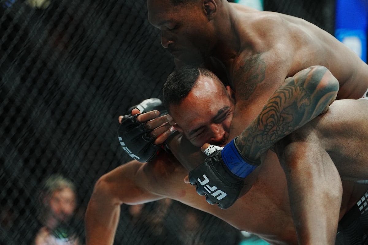Antônio 'Malvado' Trócoli sofre no solo no UFC 323