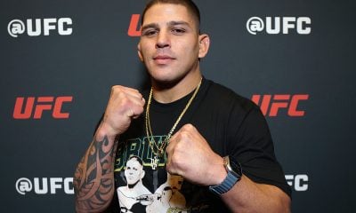 De punhos cerrados, Hulk posa para foto no media day do UFC 323