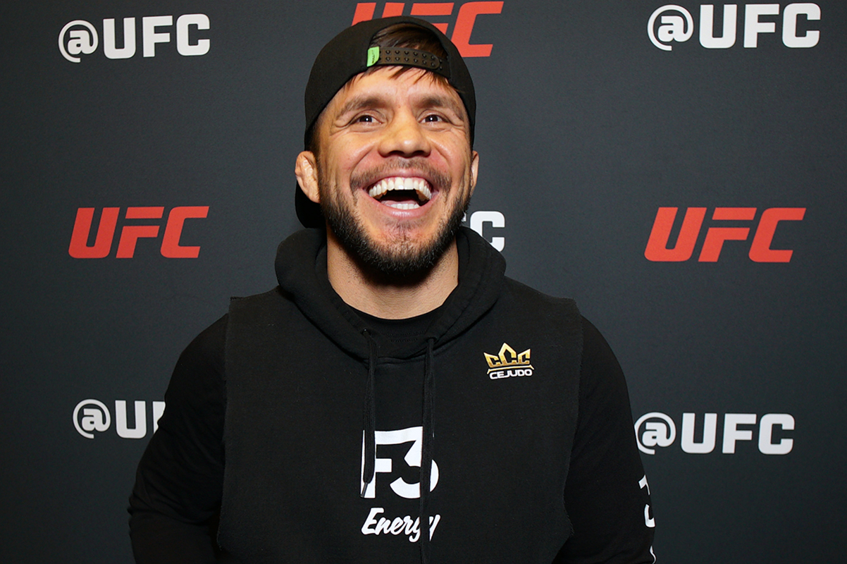 Henry Cejudo posando para foto durante o Media Day do UFC 323