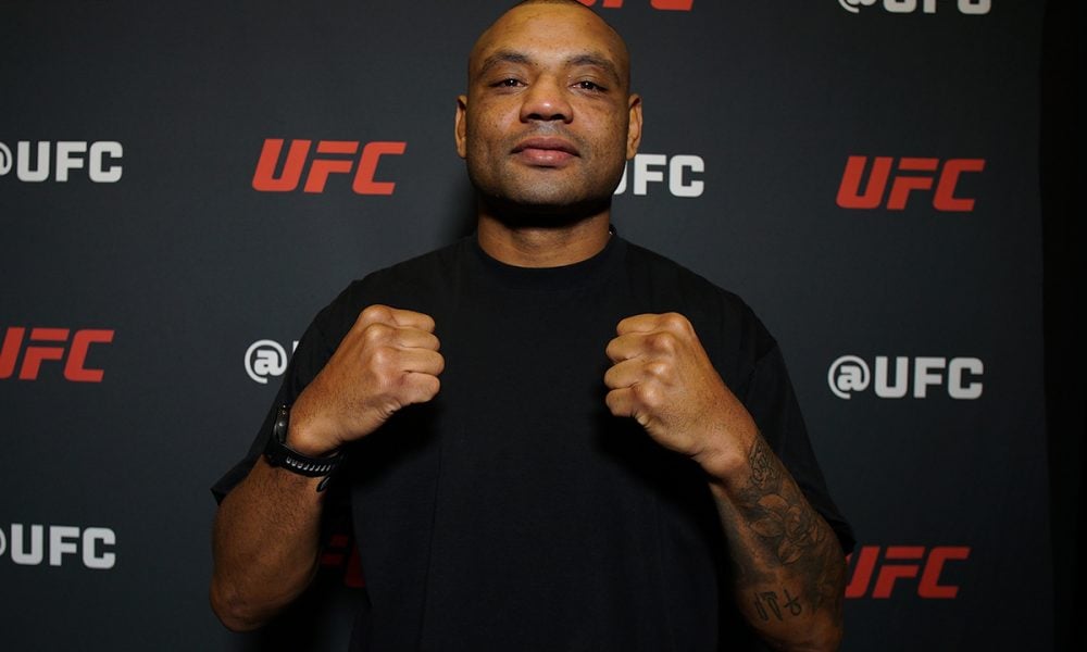 Césal Almeida, o Cesinha, posa para foto no media day do UFC Vegas 112