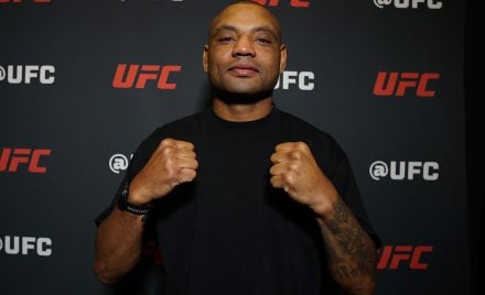 Césal Almeida, o Cesinha, posa para foto no media day do UFC Vegas 112