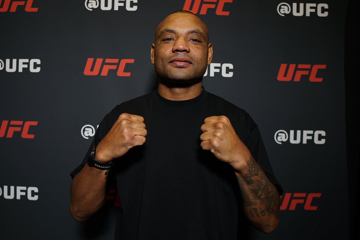 Césal Almeida, o Cesinha, posa para foto no media day do UFC Vegas 112