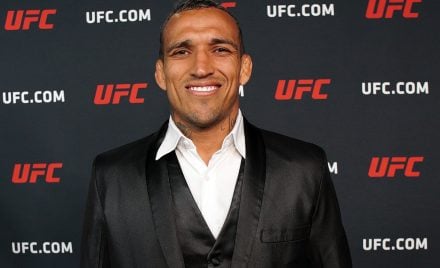 Charles Do Bronx posa para foto durante entrevista na semana da luta do UFC 323