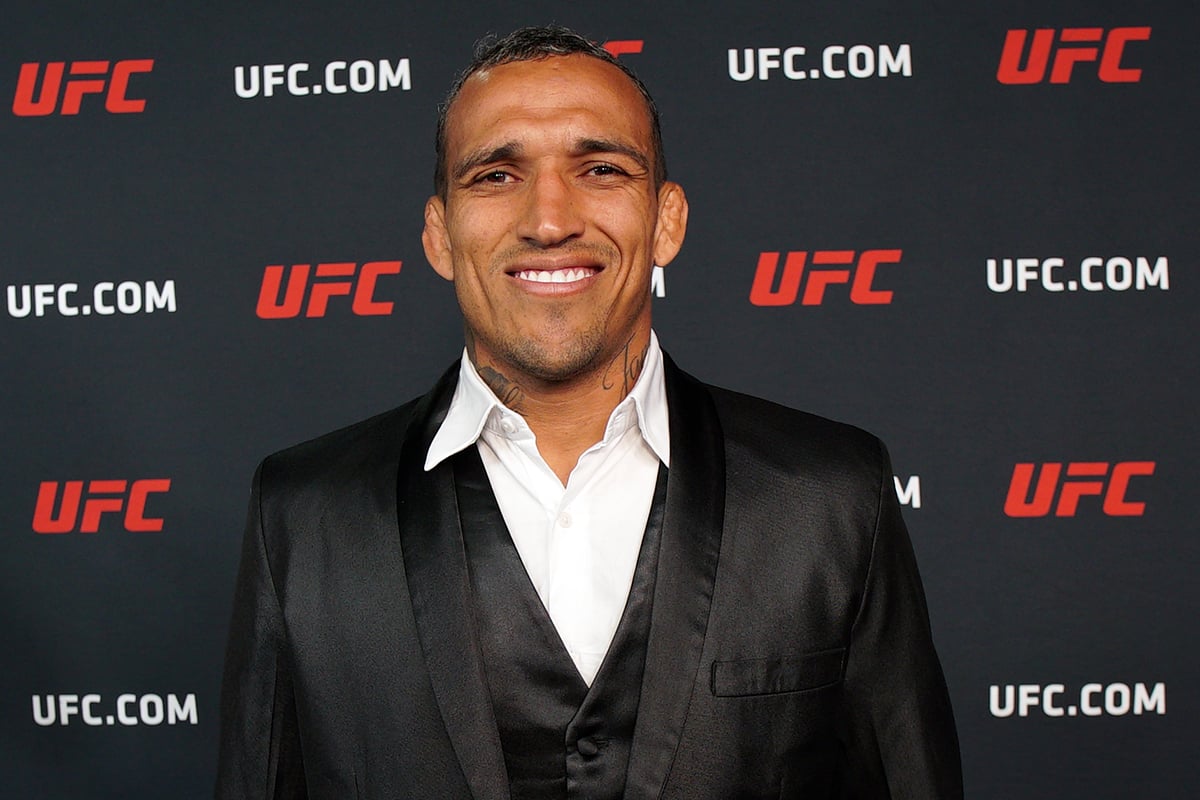 Charles Do Bronx posa para foto durante entrevista na semana da luta do UFC 323