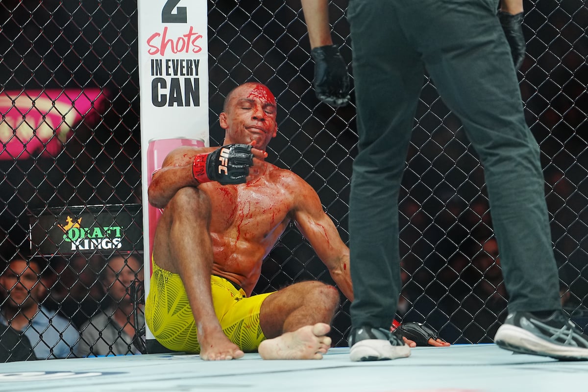Edson Barboza lamenta derrota no UFC 323