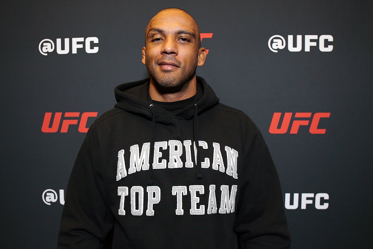 Edson Barboza posando para foto durante o Media Day do UFC 323