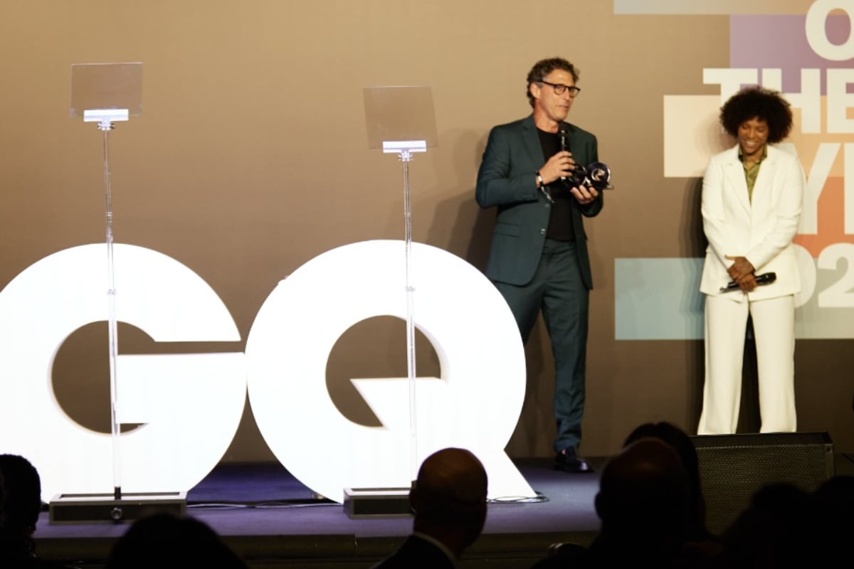 Flávio Canto discursa em evento da GQ ao lado de Rafael Silva - Divulgação