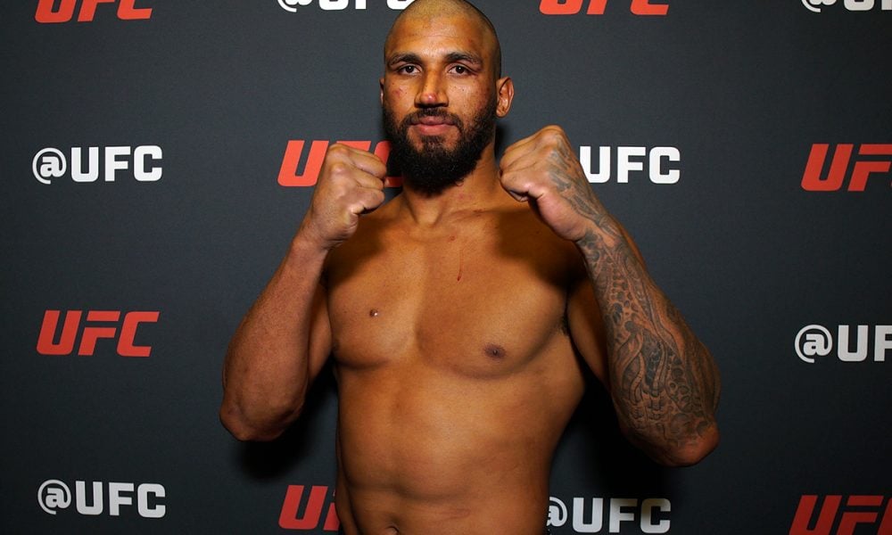 Guilherme Pat posando para foto após vitória no UFC Vegas 112