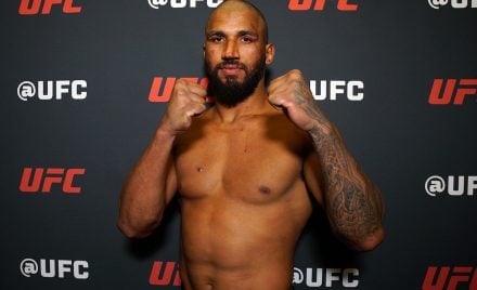 Guilherme Pat posando para foto após vitória no UFC Vegas 112