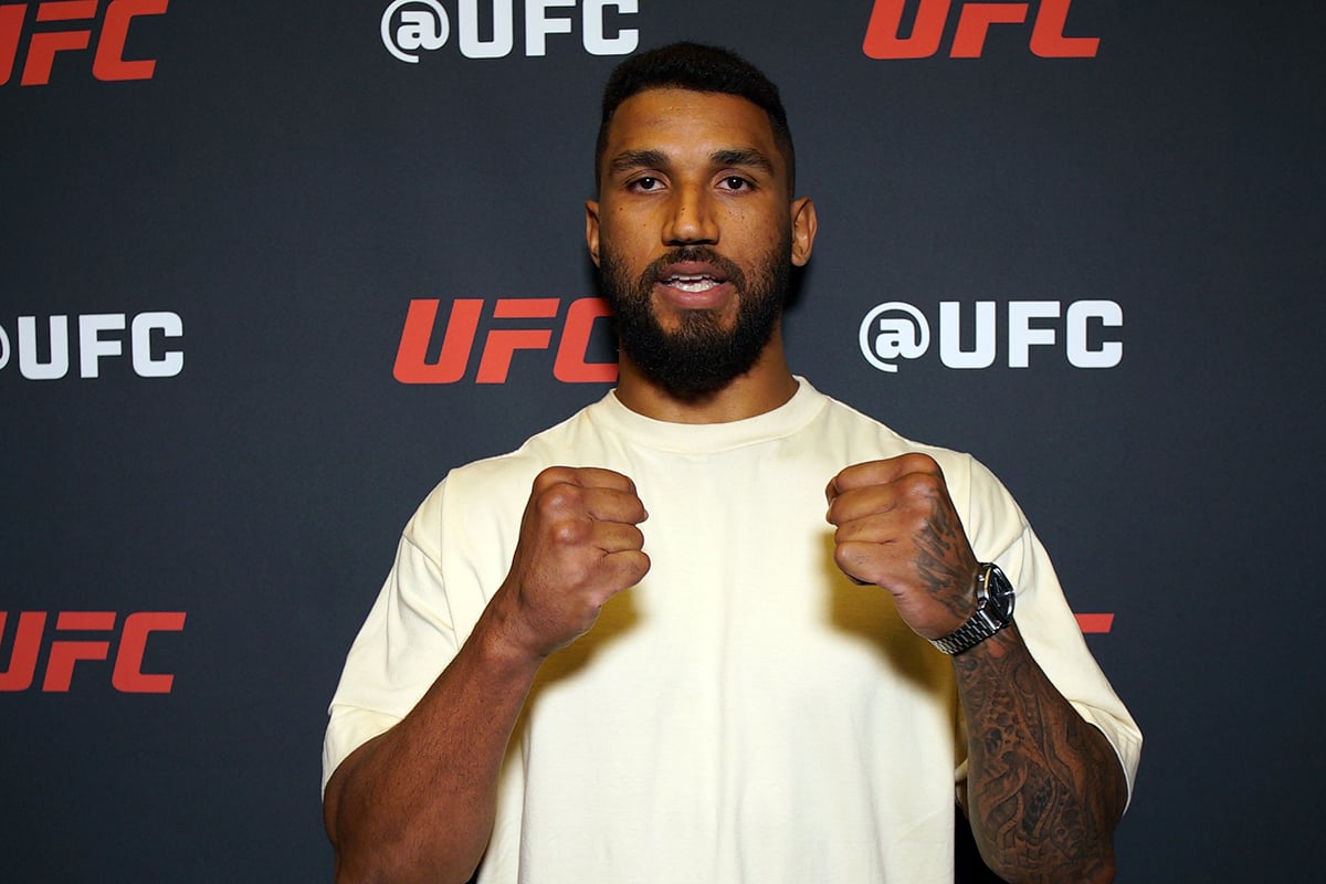 Guilherme Pat posando para foto durante o Media Day do UFC Vegas 112