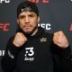 Henry Cejudo posando para foto durante o Media Day do UFC 323