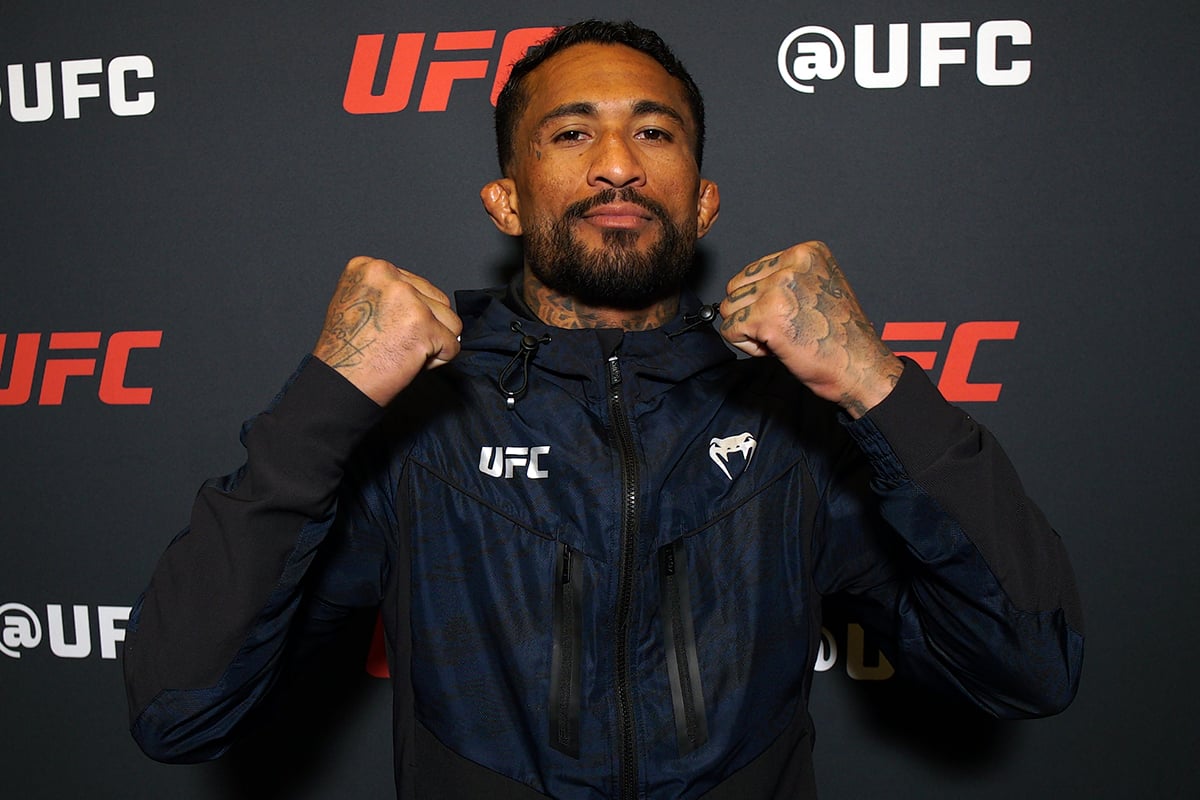 De punhos cerrados, Joanderson Tubarão posa para foto no media day do UFC Vegas 112