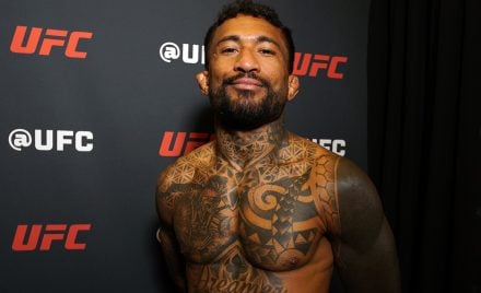Joanderson Tubarão posa para foto após vitória no UFC Vegas 112