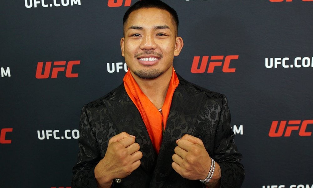 Sorridente, Joshua Van posa para foto após se tornar campeão no UFC 323