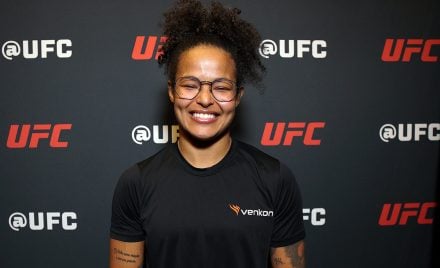 Aniversariante do dia, Karine Killer sorri para foto no media day do UFC 323