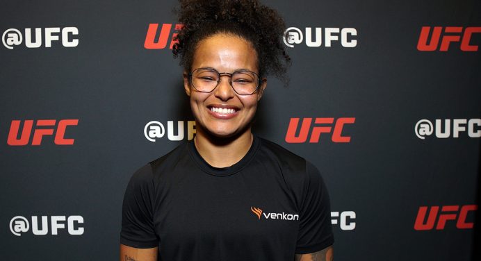 Focada! Karine Killer admite que esqueceu do próprio aniversário antes do UFC 323