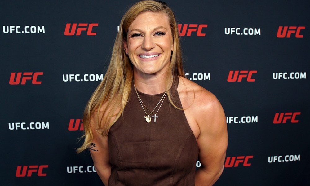 Kayla Harrison posando para foto