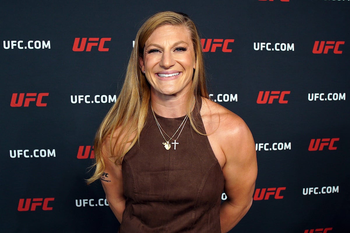 Kayla Harrison posando para foto