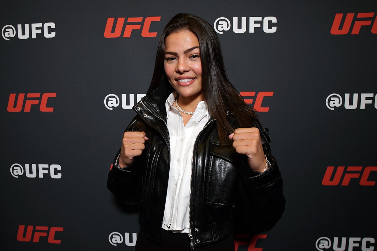 Luana Santos posando para foto no Media Day do UFC Vegas 112