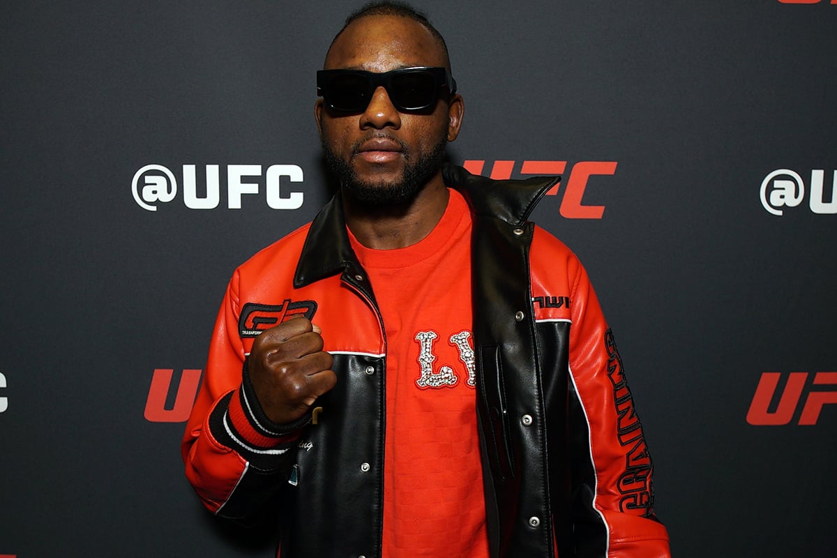 Manel Kape posa para foto no media day do UFC Vegas 112