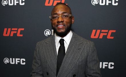 De terno, Manel Kape posa para foto após vitória no UFC Vegas 112