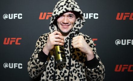 Melquizael 'Melk' Costa posa para foto de casaco de dálmata após vencer no UFC Vegas 112