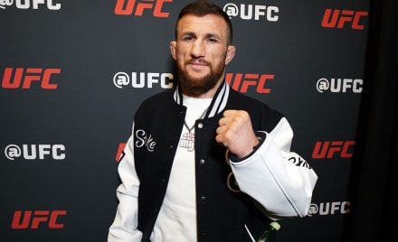 Merab Dvalishvili posa para foto no media day do UFC 323