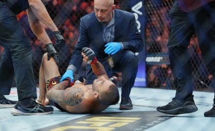 Alexandre Pantoja é atendido pelo médico no UFC 323