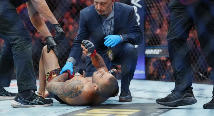 Acidente! Alexandre Pantoja desloca o braço em queda e perde o cinturão no UFC 323