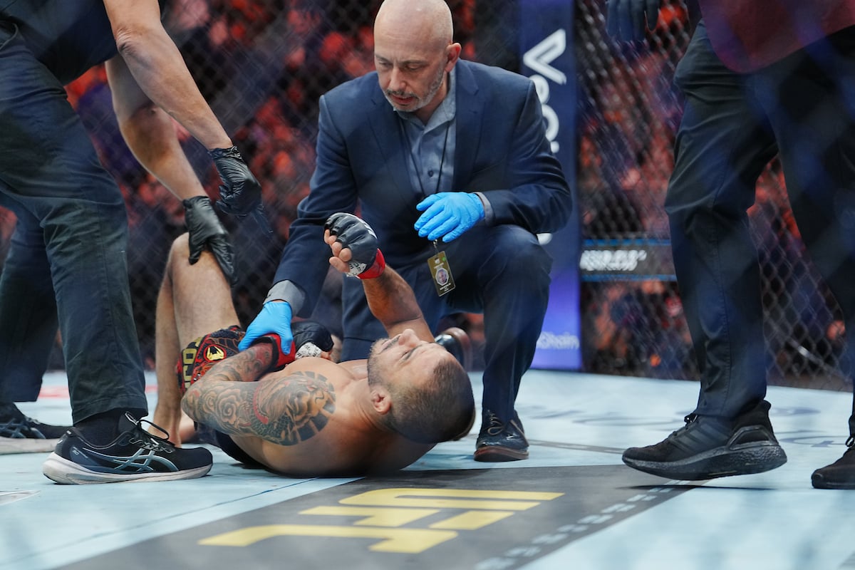 Alexandre Pantoja é atendido pelo médico no UFC 323