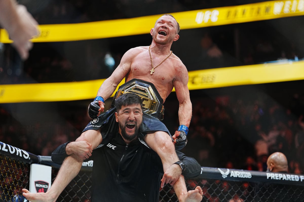 Petr Yan comemora vitória na luta principal do UFC 323