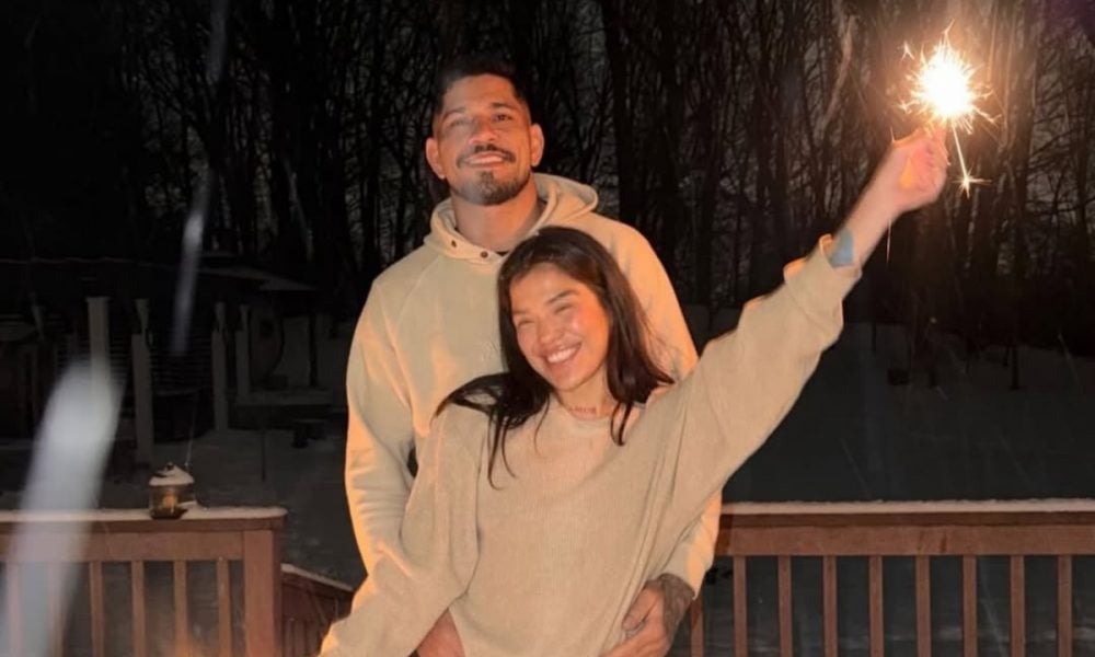 Alex Poatan e Tracy Cortez posando abraçados para foto