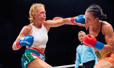 Holly Holm e Stephanie Han trocando socos em luta de boxe