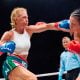 Holly Holm e Stephanie Han trocando socos em luta de boxe