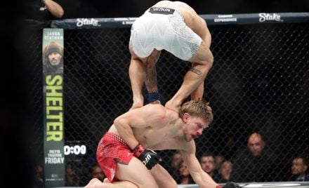 Jean Silva subindo nas costas de Arnold Allen no UFC 324